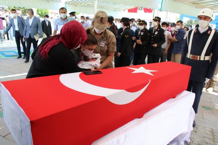 Şehit Astsubay Sinan Aktay düğün yıl dönümünde son yolculuğuna uğurlandı