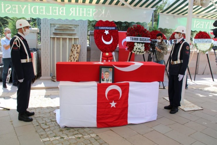 Şehit Astsubay Sinan Aktay düğün yıl dönümünde son yolculuğuna uğurlandı