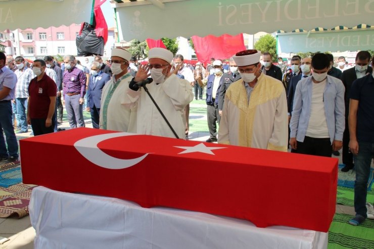 Şehit Astsubay Sinan Aktay düğün yıl dönümünde son yolculuğuna uğurlandı