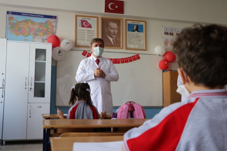 Vali Aydoğdu önlüğü giyip öğrencilere ilk dersi verdi