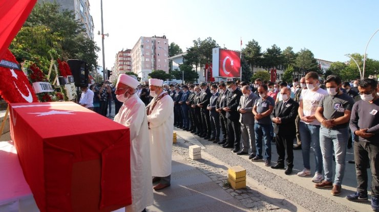 Şehit polis memuru Onur Küçük son yolculuğuna uğurlandı