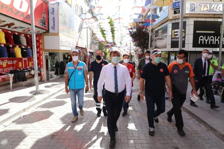 Vali vatandaşlara kendi elleriyle maske taktı