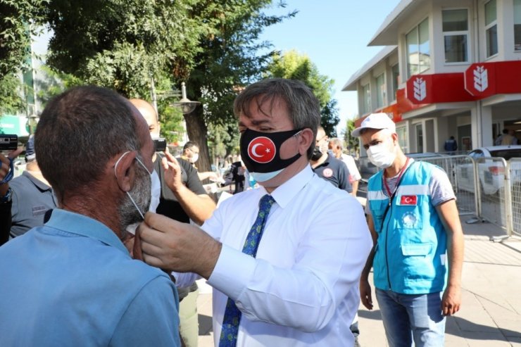 Vali vatandaşlara kendi elleriyle maske taktı