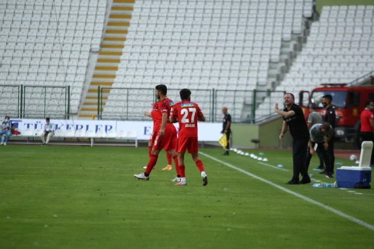 Süper Lig: Konyaspor: 1 - Beşiktaş: 0 (İlk yarı)