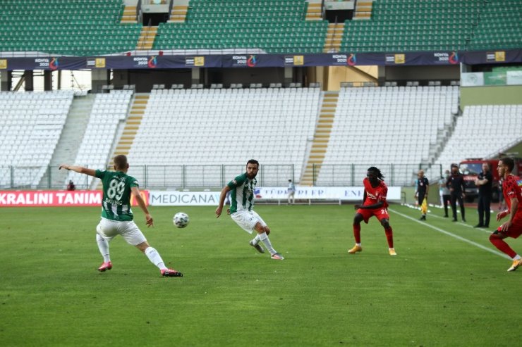 Süper Lig: Konyaspor: 1 - Beşiktaş: 0 (İlk yarı)