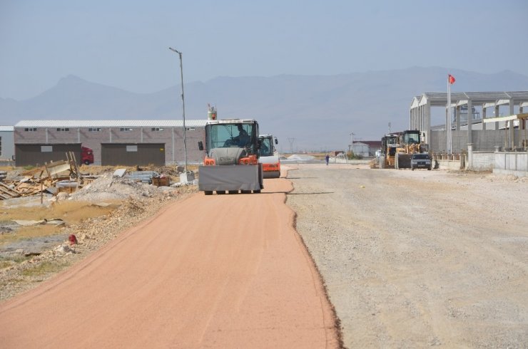 Başkan Oprukçu asfalt çalışmalarını inceledi