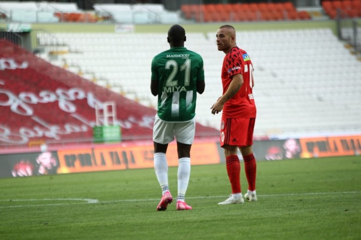 Süper Lig: Konyaspor: 4 - Beşiktaş: 1 (Maç sonucu)