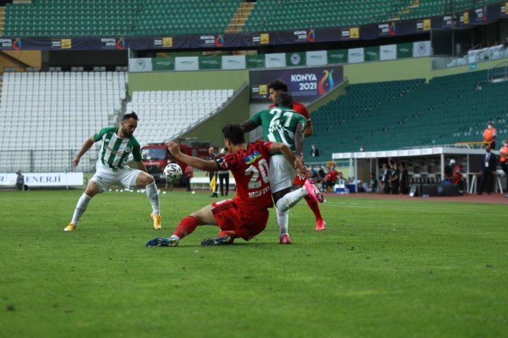 Süper Lig: Konyaspor: 4 - Beşiktaş: 1 (Maç sonucu)