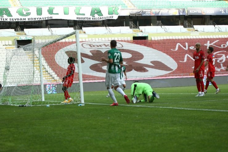 Süper Lig: Konyaspor: 4 - Beşiktaş: 1 (Maç sonucu)