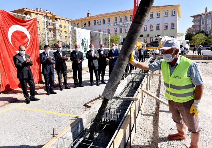 Karatay’da okullar halı sahaya kavuşuyor