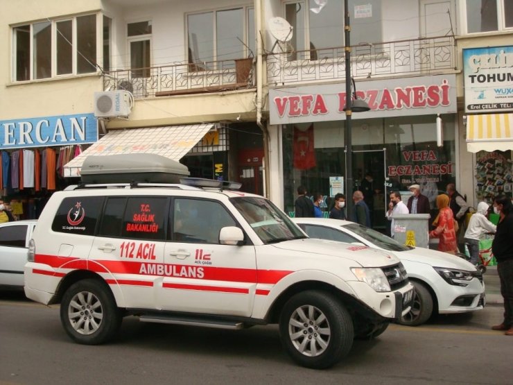 Eczane çalışanı maske denetimi yapan 112 Şube Müdürüne kafa attı