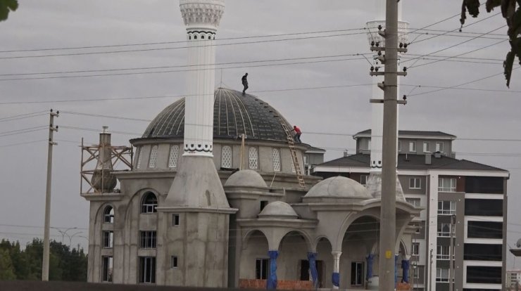 İnşaatta cambaz gibi çalışıp yürekleri ağza getirdiler