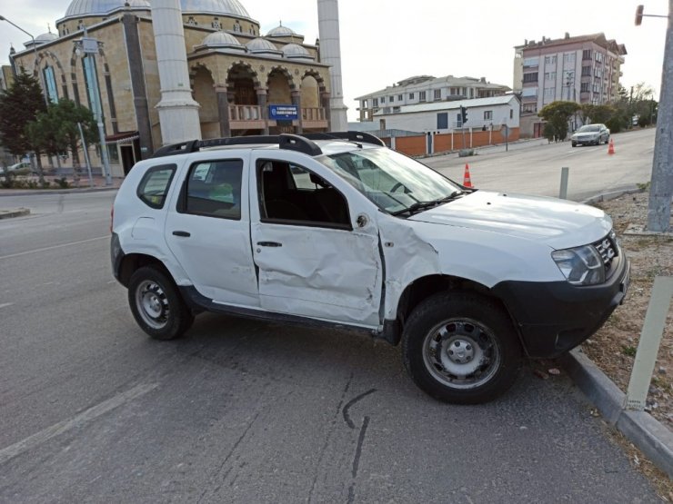 Pancar yüklü tır, cip ile çarpıştı: 2 yaralı