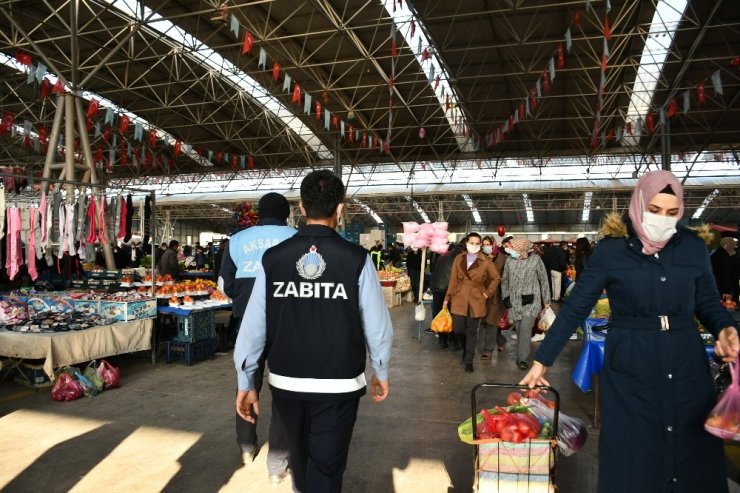 Aksaray’da zabıta hem uyardı, hem maske taktı