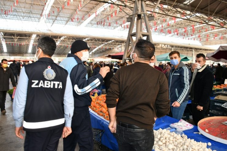 Aksaray’da zabıta hem uyardı, hem maske taktı