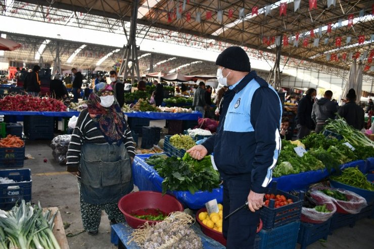 Aksaray’da zabıta hem uyardı, hem maske taktı