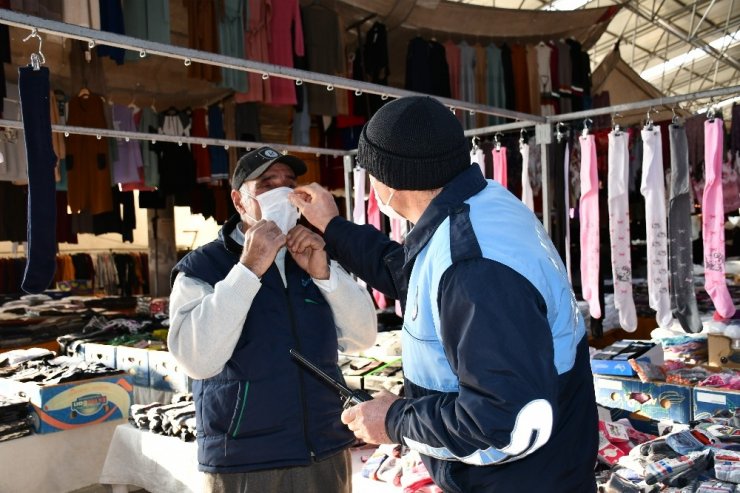 Aksaray’da zabıta hem uyardı, hem maske taktı