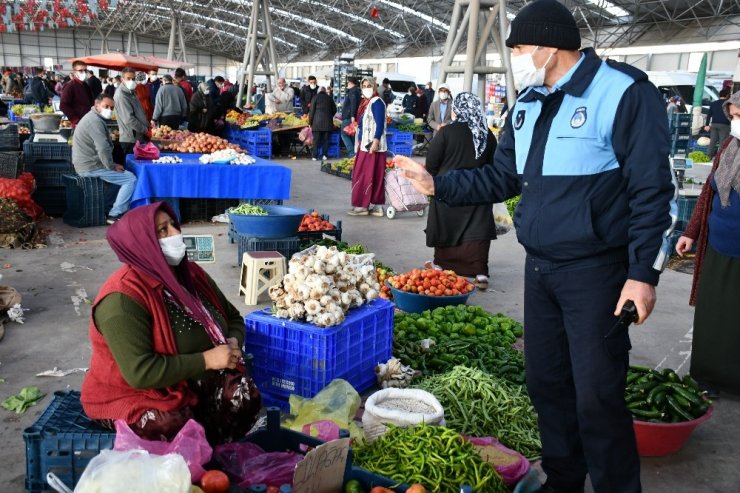 Aksaray’da zabıta hem uyardı, hem maske taktı