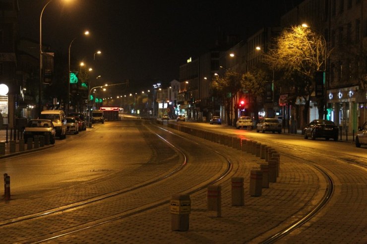 Konya’da cadde meydanlarda sessizlik