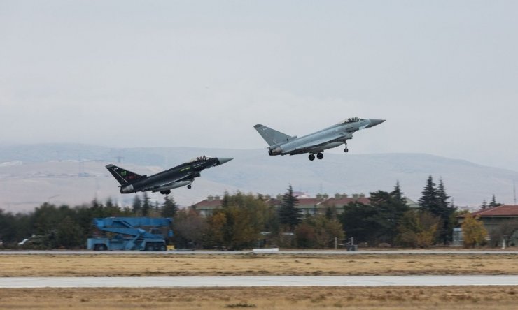 Konya’da TSK ve İngiltere savaş uçakları eğitim uçuşu gerçekleştirdi