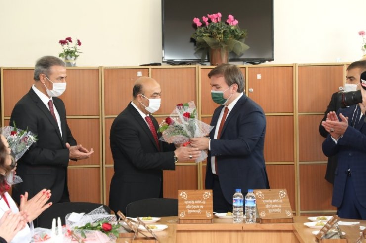 Öğretmen vali, okullarda öğretmenlerin gününü kutlayarak lavanta dikti