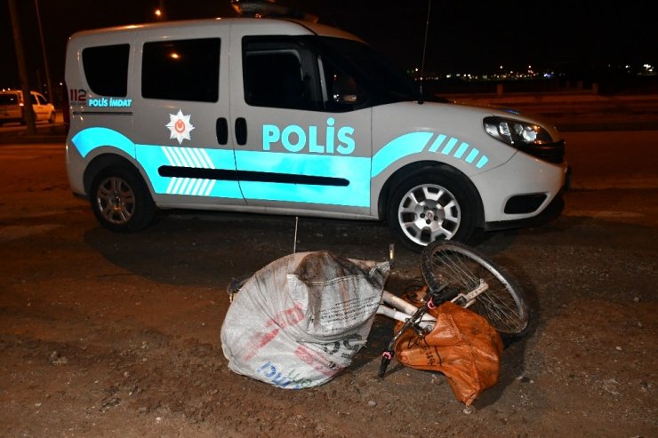 Güvenlik kamerasına yakalanan hırsız çaldıklarını atıp kaçtı