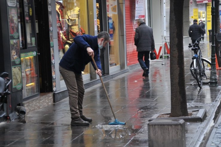 Eskişehir’de beklenen yağmur başladı