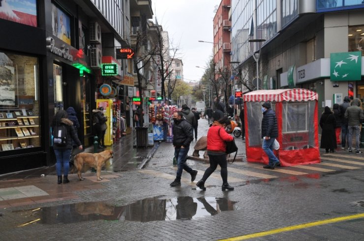 Eskişehir’de beklenen yağmur başladı