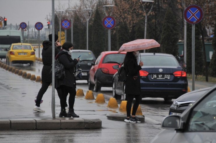 Eskişehir’de beklenen yağmur başladı