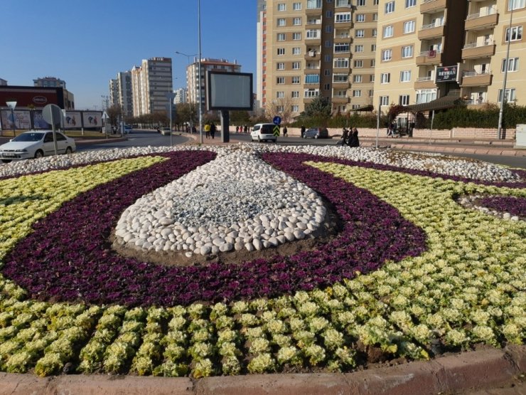 Melikgazi’de 200 bin adet mevsimlik çiçek dikimi yapıldı