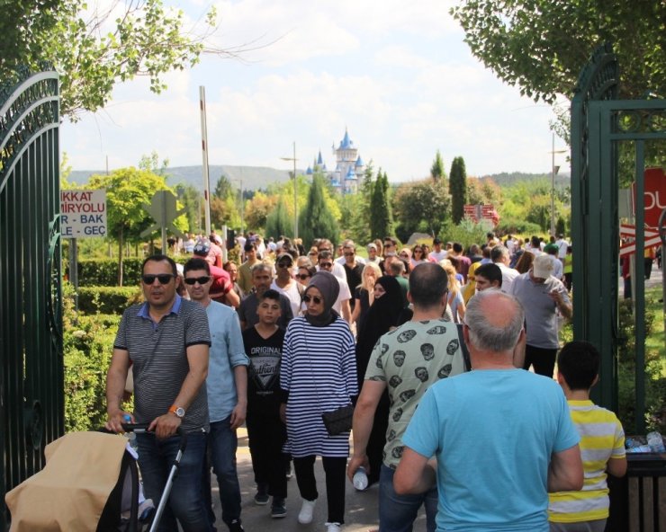 26 kuleli Masal Şatosu kalabalık günlerini mumla arıyor