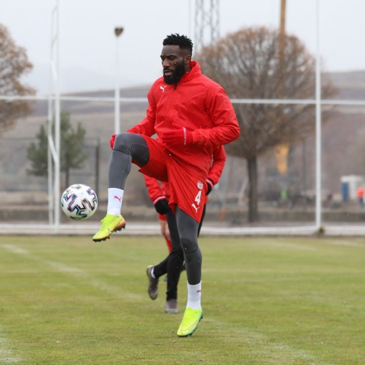 Aaron Appindangoye Sivasspor ile sözleşme uzattı