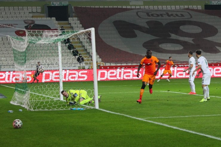 Süper Lig: Konyaspor: 1 - Galatasaray: 1 (İlk yarı)