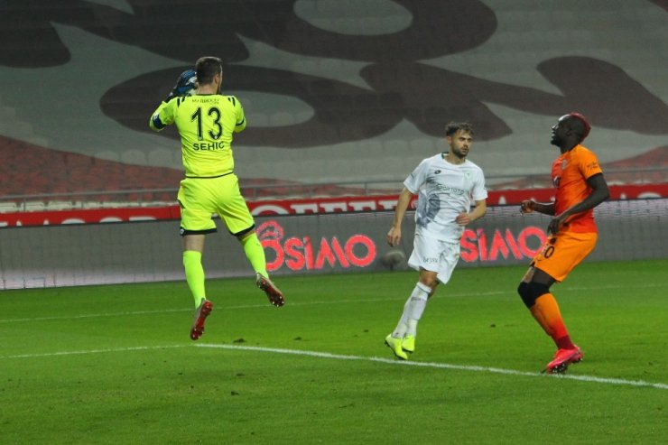 Süper Lig: Konyaspor: 1 - Galatasaray: 1 (İlk yarı)