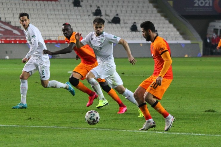 Süper Lig: Konyaspor: 1 - Galatasaray: 1 (İlk yarı)