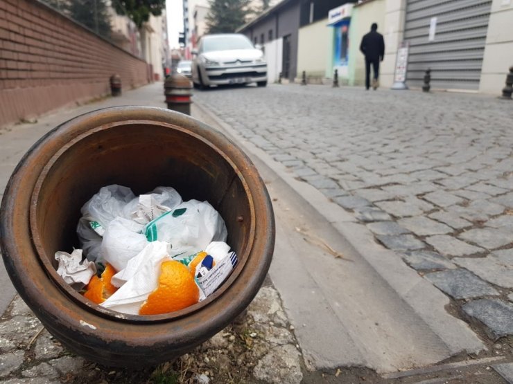 Sorumsuzluğun böylesi, trafik dubasını çöp kovasına çevirdiler