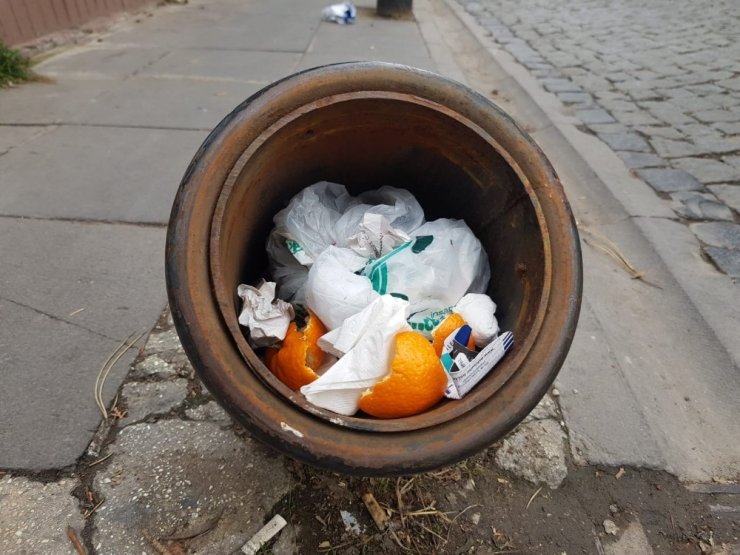 Sorumsuzluğun böylesi, trafik dubasını çöp kovasına çevirdiler