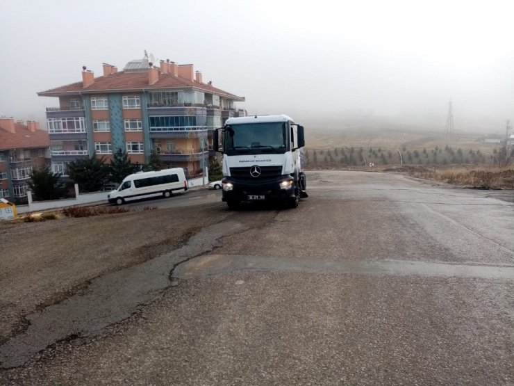 Pursaklar Belediyesinden cadde ve sokaklarda adım adım temizlik