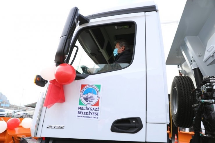 Yeni hizmet araçları meclis üyelerine tanıtıldı