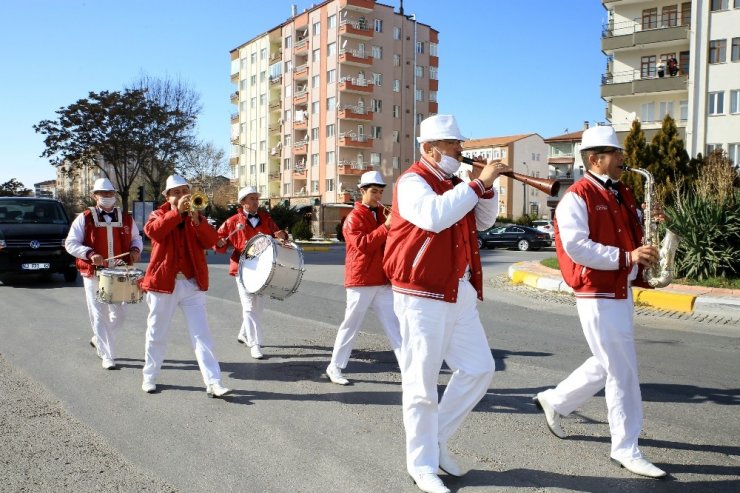 Sokağa çıkma kısıtlamasında Aksaray’da bando konseri