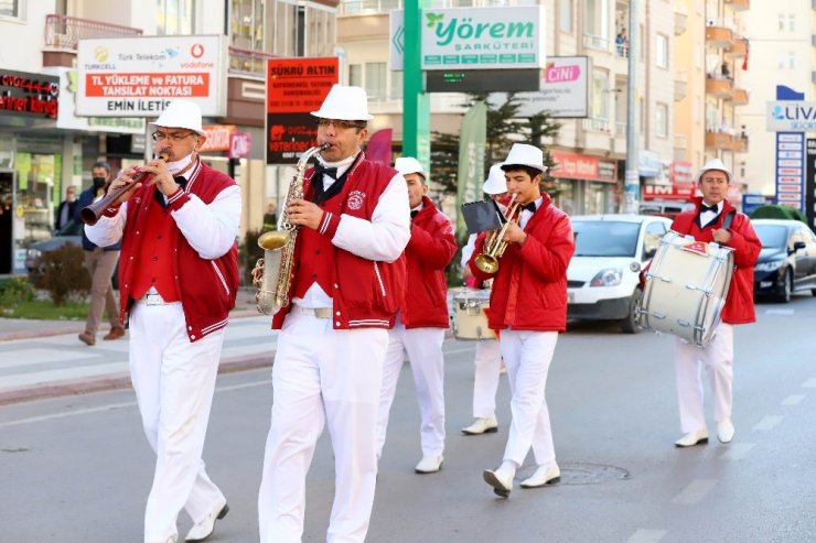 Sokağa çıkma kısıtlamasında Aksaray’da bando konseri