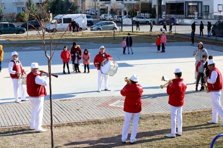 Sokağa çıkma kısıtlamasında Aksaray’da bando konseri