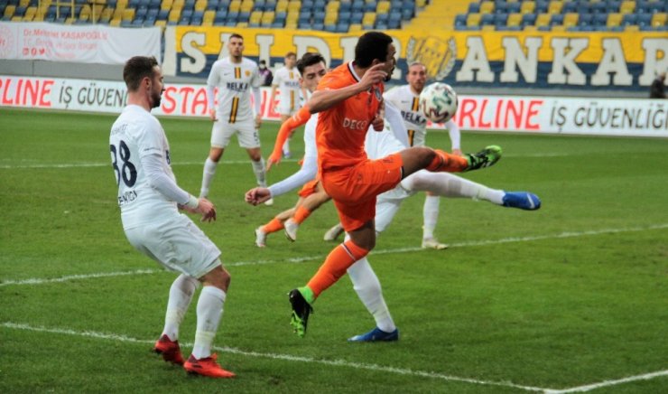 Süper Lig: MKE Ankaragücü: 1 - Medipol Başakşehir: 1 (İlk yarı)