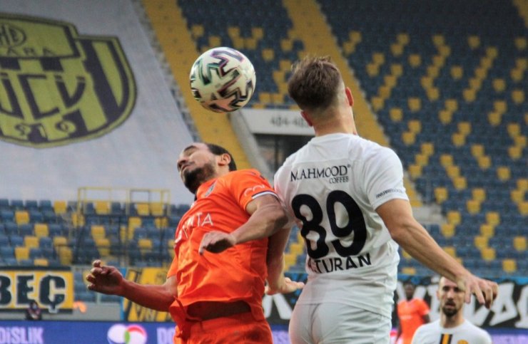 Süper Lig: MKE Ankaragücü: 1 - Medipol Başakşehir: 1 (İlk yarı)