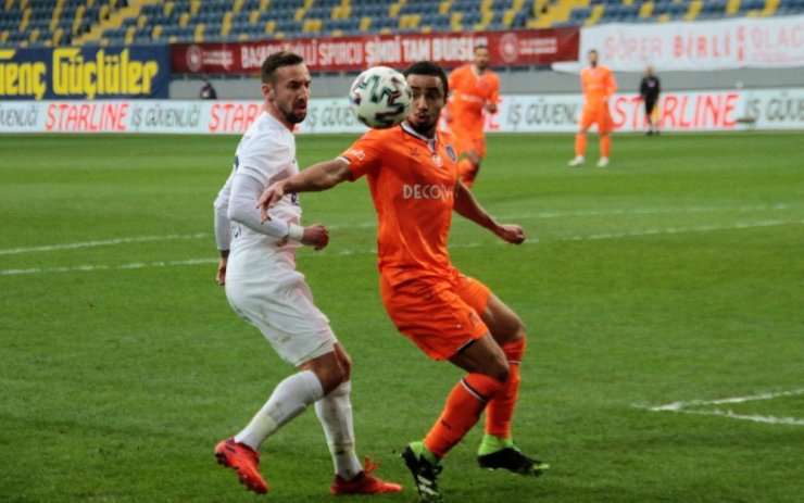 Süper Lig: MKE Ankaragücü: 1 - Medipol Başakşehir: 1 (İlk yarı)