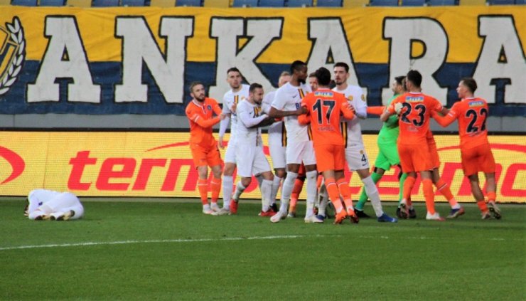 Süper Lig: MKE Ankaragücü: 1 - Medipol Başakşehir: 1 (İlk yarı)