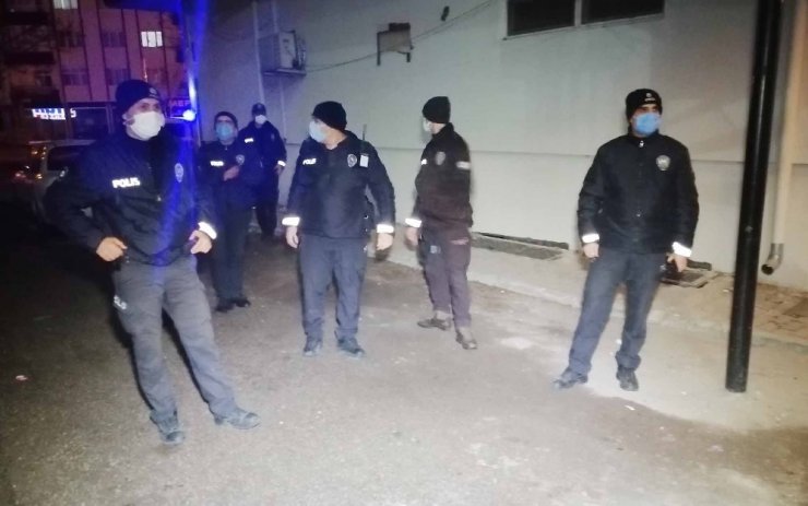 Asılsız ihbara giden polislere alkışlı ikram sürprizi