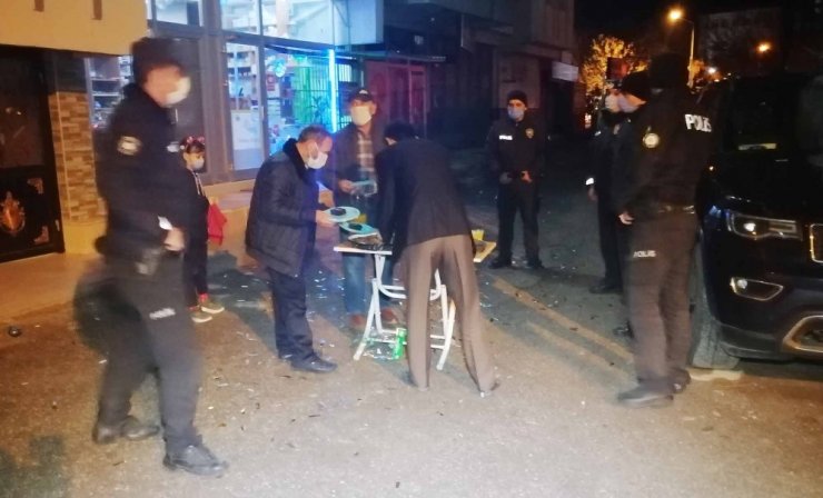 Asılsız ihbara giden polislere alkışlı ikram sürprizi