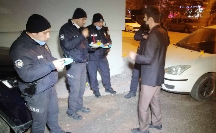 Asılsız ihbara giden polislere alkışlı ikram sürprizi