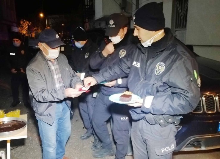 Asılsız ihbara giden polislere alkışlı ikram sürprizi